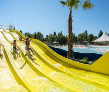 Aire aquatique avec toboggans et bassin au Mobilhome Fabuleux Camping Vias Plage Piscine et Spa 4 étoiles