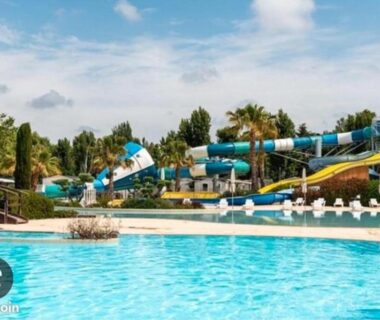 Piscine extérieure avec toboggans et transats au Mobilhome Fabuleux Camping Vias Plage – Piscine et SPA – 4 étoiles