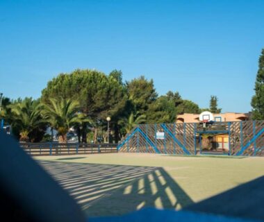 Terrain multisports avec panier de basket au Mobilhome Fabuleux Camping Vias Plage