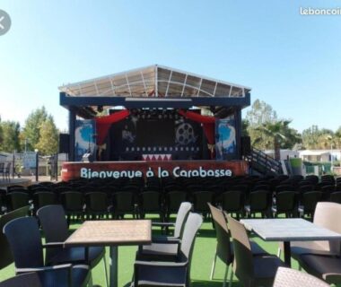 Scène extérieure avec terrasses tables et chaises au Mobilhome Fabuleux Camping Vias Plage piscine et spa 4 étoiles