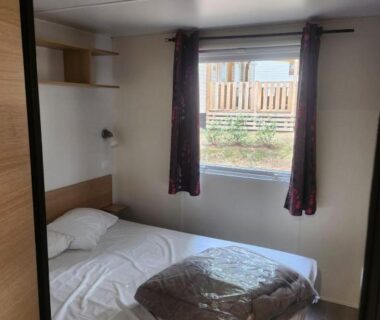 Chambre double avec fenêtre dans le mobilhome Lodge 3 chambres