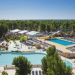 Parc aquatique avec toboggans et piscines au camping MOBILHOME Lodge 3 chambres 500m plage camp 5 étoiles