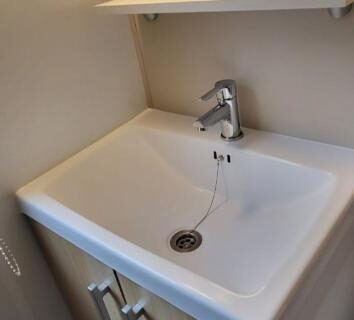 Dans la salle de bain lavabo et miroir du MOBILHOME Lodge 3 chambres 500m plage