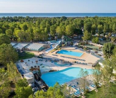 Piscines et toboggans entourés d'arbres au MOBILHOME Lodge 3 chambres