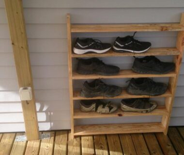 Terrasse en bois avec étagère à chaussures du MOBILHOME agréable sans draps ni serviettes