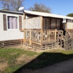 Façade et terrasse en bois du mobilhome agréable sans draps ni serviettes