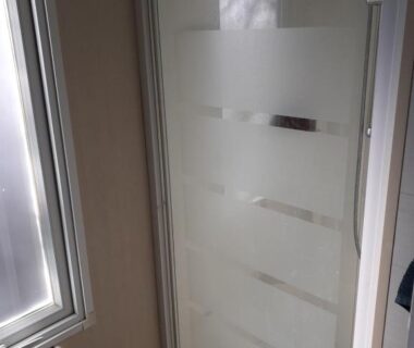 Salle de bains avec cabine de douche dans le MOBILHOME agréable sans draps ni serviettes