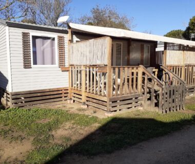 Façade et terrasse en bois du mobilhome agréable sans draps ni serviettes