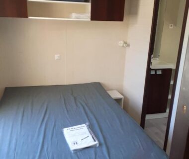 Chambre avec lit double et rangements dans le mobilhome agréable sans draps ni serviettes