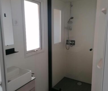 Salle de bain avec douche et lavabo dans le mobil home Le Narbonnais