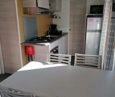 Cuisine et coin repas dans le mobil home Le Narbonnais
