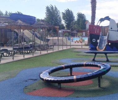 Aire de jeux près de la piscine avec bateau toboggan et trampolines au Mobil Home Le Narbonnais