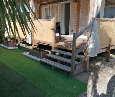 Terrasse en bois avec salon extérieur au mobil home Le Narbonnais