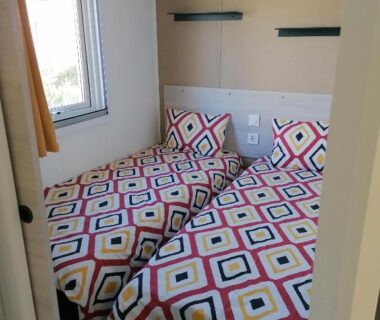 Intérieur avec deux lits dans le mobil home Le Narbonnais