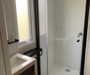 Salle d'eau avec douche vitrée et lavabo du MODULO VIP