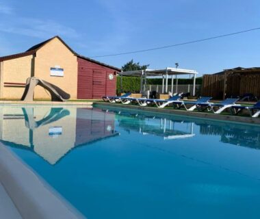 Piscine extérieure et transats au camping MODULO VIP