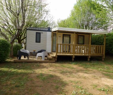 Terrasse en bois ombragée avec salon de jardin dans le MODULO VIP