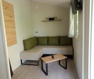 Coin salon avec banquette et coussins verts dans le MODULO VIP