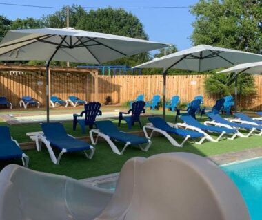 Espace piscine avec transats et parasols au Modulo VIP