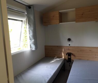 Chambre avec deux lits simples et rangements dans le MODULO VIP