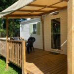 Terrasse en bois avec chaises au MORREALE MOBILE HOME