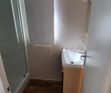 Salle d'eau avec cabine de douche et lavabo dans le MORREALE MOBILE HOME