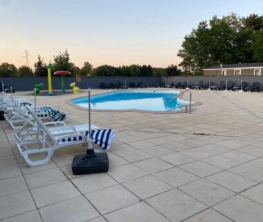 Espace piscine extérieur avec transats et jeux d'eau au camping MORREALE MOBILE HOME