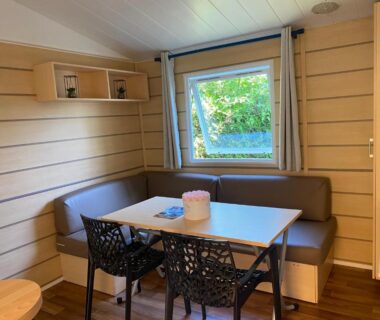 Coin repas intérieur avec banquette table et fenêtre du MORREALE MOBILE HOME