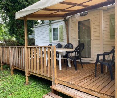 Terrasse en bois avec table et chaises du mobile home Morreale