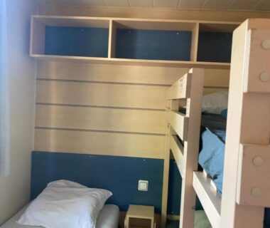 Intérieur avec lits superposés et lit simple dans le mobil-home MORREALE MOBILE HOME