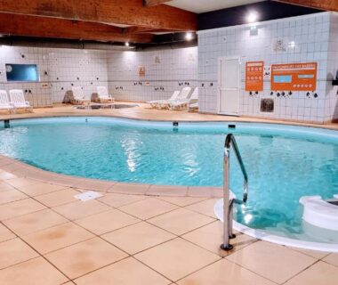 Piscine couverte avec transats et escalier d'accès au camping MORREALE MOBILE HOME