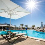Piscine extérieure avec transats et parasol au M&V Resort Camping