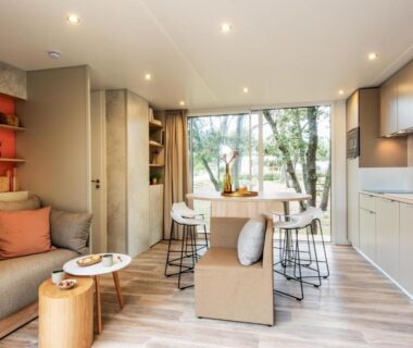 Séjour lumineux avec cuisine et baie vitrée dans le M&V Resort Camping