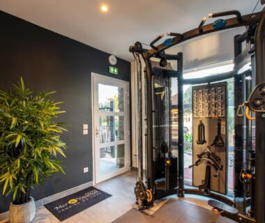 Espace fitness avec appareil multifonctions et plante près de l'entrée au M&V Resort Camping