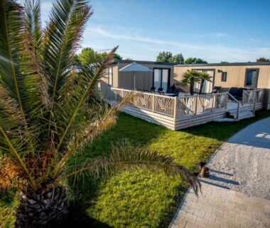 Terrasse et mobil-homes entourés de pelouse au M&V Resort Camping