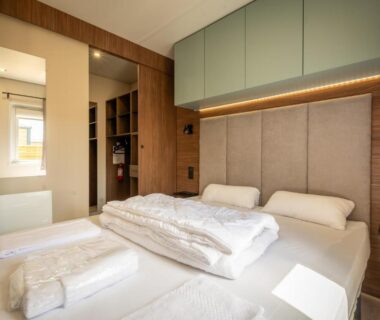 Chambre double avec lit et serviettes au M&V Resort Camping