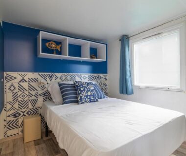 Chambre avec lit double et fenêtre au Maïana Resort