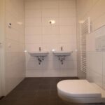 Salle de bains avec deux lavabos et WC dans la MaisonBruyess M1