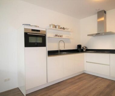 Cuisine équipée avec four encastré hotte et évier dans la MaisonBruyess M1