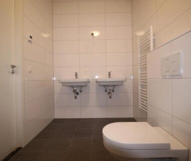 Salle de bains avec deux lavabos et WC dans la MaisonBruyess M1