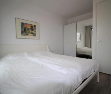 Chambre avec lit double et armoire dans la MaisonBruyess M1
