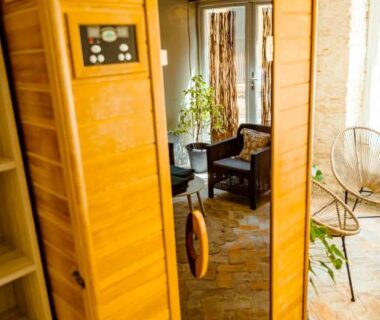 Dans l'espace bien-être cabine sauna en bois au Manoir le Mingreaud Bungalows