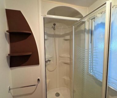 Salle de bain avec cabine de douche dans les bungalows Manoir le Mingreaud