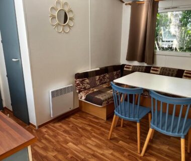 Coin repas avec table et chaises dans le séjour du Manoir le Mingreaud Bungalows