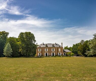 Parc et façade au Manoir le Mingreaud Bungalows