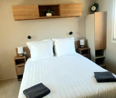 Chambre double avec lit et chevets dans le Mar Estang LUXURY Eden 45m2