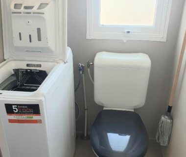 Salle d'eau avec toilettes et lave-linge dans le mobil-home Mar Estang LUXURY Eden 45m2