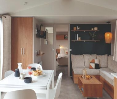 Séjour avec coin repas et canapé dans le mobil-home Mar Estang LUXURY Eden 45m2