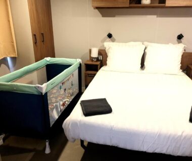 Chambre avec lit double et lit bébé dans le Mar Estang LUXURY Eden 45m2