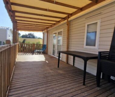 Terrasse bois couverte avec table et chaises du mobil-home Mar estang Siblu